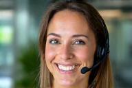 Répondant du service client souriant avec casque