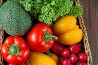 Fruits et légumes locaux dans un panier fermier